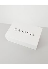 Casadei - CASADEI - Złote klapki z klamrą. Kolor: złoty. Wzór: aplikacja. Obcas: na obcasie. Wysokość obcasa: średni #6