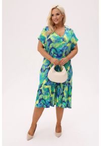 Moda Size Plus Iwanek - Wiskozowa sukienka Solea w odcieniach limonki PLUS SIZE XXL OVERSIZE. Okazja: do pracy, na co dzień, na spacer. Typ kołnierza: dekolt w serek. Kolekcja: plus size. Materiał: wiskoza. Sezon: lato. Typ sukienki: oversize, dla puszystych. Styl: klasyczny, casual, elegancki