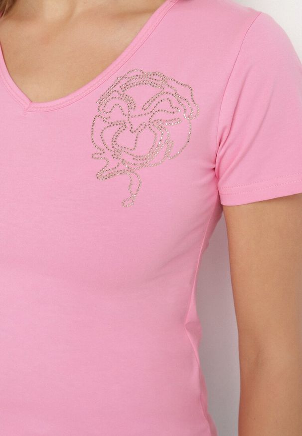 Born2be - Różowy T-shirt z Bawełny z Cyrkoniowym Wzorem Uliavira. Okazja: na co dzień. Typ kołnierza: dekolt w kształcie V. Kolor: różowy. Materiał: bawełna. Wzór: aplikacja. Styl: elegancki, casual