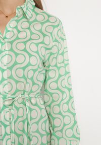 Born2be - Zielono-Beżowa Bawełniana Sukienka Mini w Geometryczny Wzór Frenia. Kolor: zielony. Materiał: bawełna. Długość rękawa: długi rękaw. Wzór: geometria. Typ sukienki: rozkloszowane, koszulowe. Styl: elegancki. Długość: mini #5