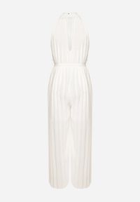 Born2be - Biały Taliowany Kombinezon z Dekoltem Typu Halter z Gumką w Pasie i Materiałowym Paskiem Xolefia. Okazja: na imprezę, na co dzień. Kolor: biały. Materiał: materiał. Styl: elegancki, casual #2