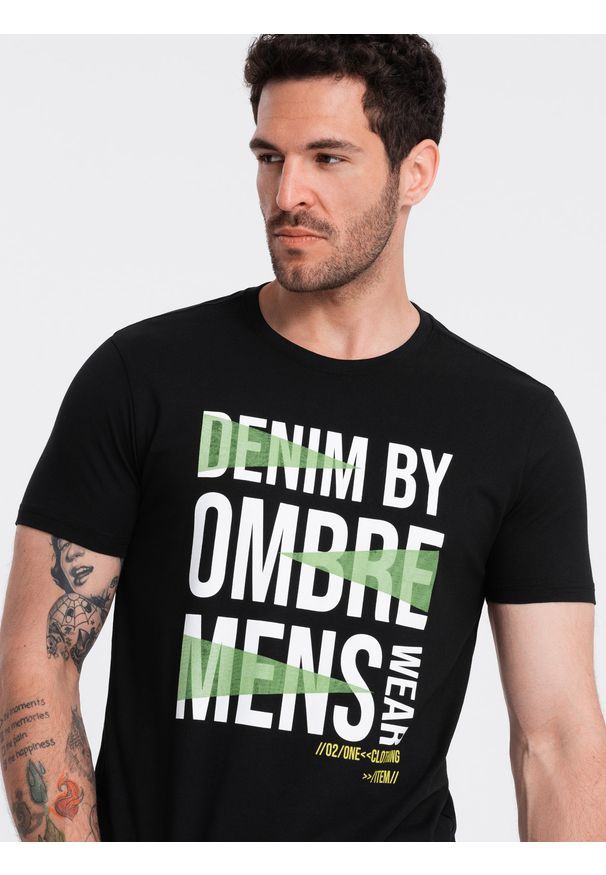 Ombre Clothing - Męski bawełniany t-shirt z dużym napisem – czarny V2 - Rozmiar: M. Okazja: na co dzień. Kolor: czarny. Materiał: bawełna. Wzór: napisy. Styl: casual