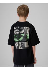 4f - 4F T-shirt loose z nadrukiem chłopięcy - czarny 134/140 (8-10 lat). Okazja: na co dzień. Kolor: czarny. Materiał: materiał, bawełna, dzianina. Wzór: nadruk. Sezon: lato. Styl: klasyczny, casual #1