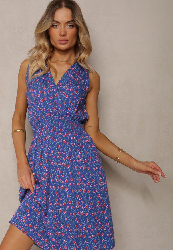 Renee - Granatowa Kopertowa Sukienka z Wiskozy w Kwiaty Wykończona Gumką w Talii Innavia. Okazja: na co dzień. Kolor: niebieski. Materiał: wiskoza. Wzór: kwiaty. Sezon: lato. Typ sukienki: kopertowe. Styl: casual