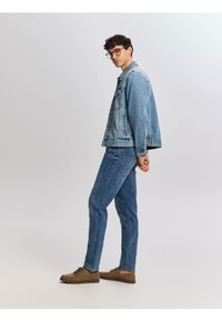 Reserved - Jeansy slim z efektem sprania - niebieski. Kolor: niebieski