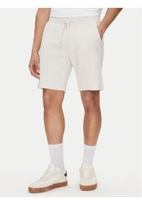 Calvin Klein Jeans Szorty sportowe J30J327247 Beżowy Regular Fit. Kolor: beżowy. Materiał: bawełna. Styl: sportowy