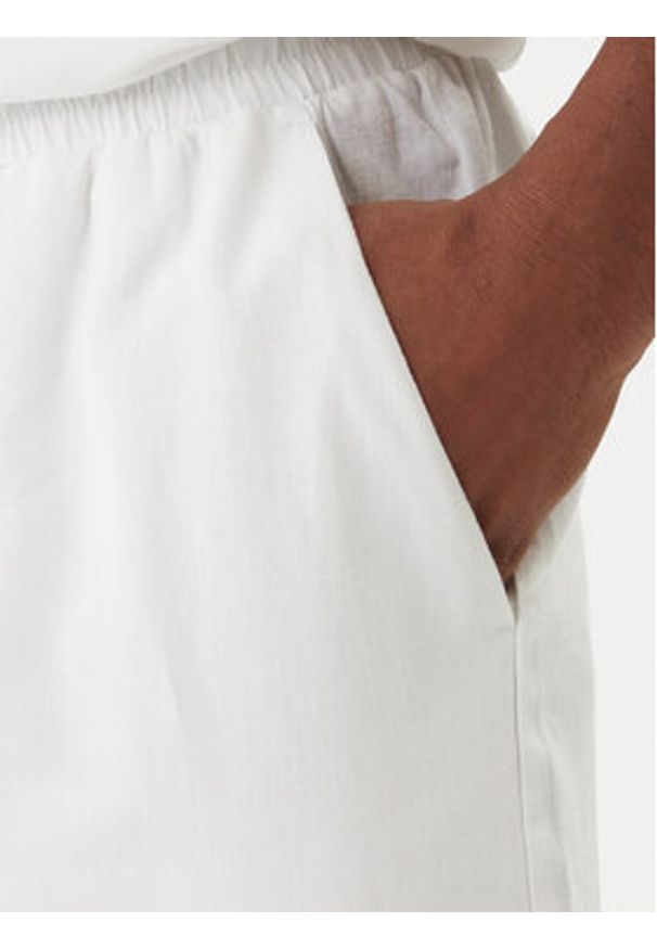 Emporio Armani Szorty materiałowe EM000681 AF20590 U0002 Biały Regular Fit. Kolor: biały. Materiał: wiskoza, len