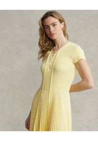Ralph Lauren - RALPH LAUREN - Żółta plisowana sukienka midi. Typ kołnierza: polo. Kolor: żółty. Materiał: prążkowany, materiał. Typ sukienki: plisowane, rozkloszowane. Długość: midi