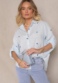 Renee - Jasnoniebieska Bawełniana Koszula w Serca Elearose. Okazja: na co dzień. Kolor: niebieski. Materiał: bawełna. Długość: długie. Styl: klasyczny, elegancki, casual #3