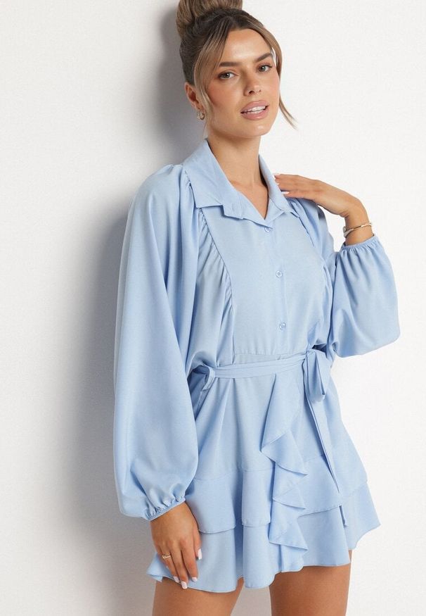 Born2be - Jasnoniebieska Sukienka Ozdobiona Paskiem i Falbanami Divilena. Okazja: na co dzień. Kolor: niebieski. Materiał: jeans. Wzór: aplikacja. Styl: casual, elegancki