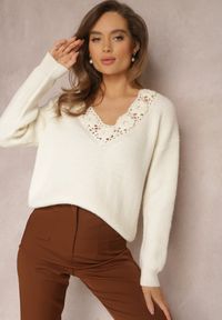 Renee - Jasnobeżowy Sweter Dzianinowy z Ażurowym Wzorem Elisora. Kolor: biały. Materiał: dzianina. Długość rękawa: długi rękaw. Długość: długie. Wzór: ażurowy #4