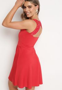 Born2be - Czerwona Rozkloszowana Sukienka na Ramiączkach z Koronkowym Wycięciem na Plecach Devantia. Okazja: na randkę, na ślub cywilny, na wesele. Kolor: czerwony. Materiał: koronka. Długość rękawa: na ramiączkach. Wzór: koronka. Sezon: lato. Typ sukienki: rozkloszowane. Styl: klasyczny, elegancki #1