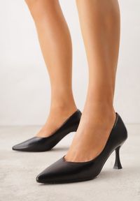 Renee - Czarne Czółenka na Geometrycznej Szpilce Iolissa. Okazja: na co dzień. Kolor: czarny. Wzór: geometria. Obcas: na obcasie. Styl: casual. Wysokość obcasa: średni #4