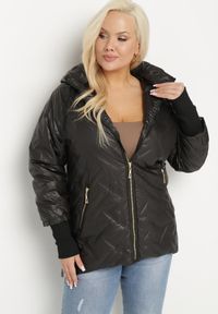 Born2be - Czarna Kurtka Pikowana z Odpinanym Kapturem z Dłuższym Tyłem Rivselia. Okazja: na co dzień. Kolor: czarny. Materiał: tkanina. Długość: długie. Wzór: aplikacja. Sezon: zima. Styl: klasyczny, casual #3