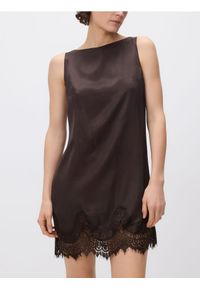 Reserved - Satynowa sukienka z koronką - brązowy. Kolor: brązowy. Materiał: satyna, koronka. Wzór: koronka. Typ sukienki: proste