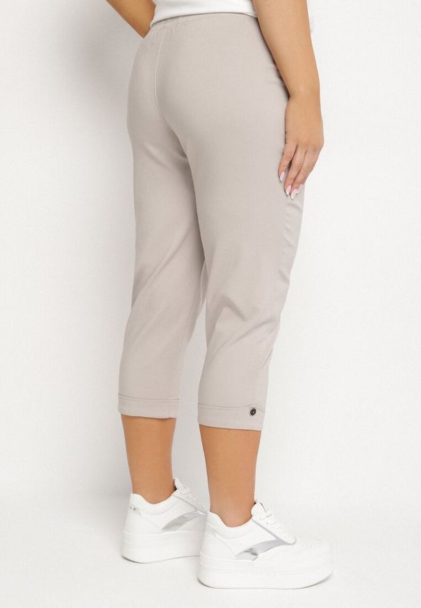 Born2be - Jasnobeżowe Spodnie z Wiskozą i Ozdobnymi Guzikami Lireza. Okazja: na co dzień. Kolor: beżowy. Materiał: wiskoza. Styl: casual, klasyczny