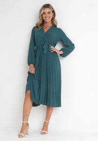 Born2be - Ciemnozielona Sukienka Mesyre. Okazja: na randkę, do pracy. Typ kołnierza: dekolt w kształcie V. Kolor: zielony. Materiał: materiał. Typ sukienki: kopertowe, plisowane. Długość: midi #4