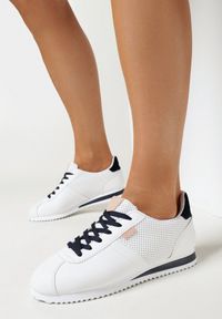 Born2be - Biało-Różowe Sneakersy Sznurowane Atheleta. Okazja: na co dzień. Kolor: biały. Sport: fitness