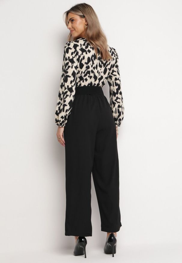 Born2be - Beżowo-Czarny Kombinezon z Kopertowym Dekoltem i Gumką w Pasie Dodatkowo Pasek Junnina. Kolor: beżowy, czarny