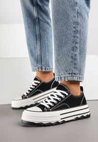 Born2be - Czarne Trampki na Grubej Podeszwie pod Kostkę Adsoria. Okazja: na co dzień. Zapięcie: sznurówki. Kolor: czarny. Materiał: jeans. Styl: klasyczny, casual