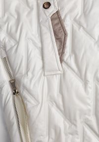 Renee - Biała Długa Kamizelka Pikowana z Nieodpinanym Kapturem Semaea. Kolor: biały. Materiał: prążkowany, jeans. Długość: długie. Styl: street #4