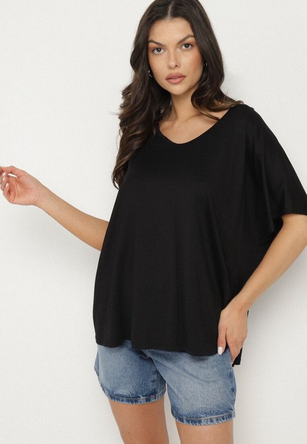 Born2be - Czarny T-shirt z Wiskozą o Kroju Nietoperza Liosma. Okazja: na co dzień. Typ kołnierza: dekolt w serek. Kolor: czarny. Materiał: wiskoza. Styl: casual, klasyczny