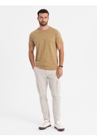 Ombre Clothing - Koszulka bawełniana z nadrukiem i okrągłym dekoltem – ciemnooliwkowa V3 - Rozmiar: L. Okazja: na co dzień. Kolor: oliwkowy. Materiał: bawełna. Długość rękawa: krótki rękaw. Długość: krótkie. Wzór: nadruk. Styl: klasyczny, casual #2