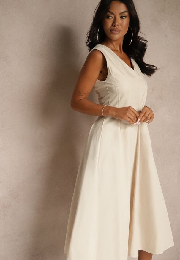 Renee - Beżowa Rozkloszowana Sukienka z Dekoltem w Kształcie Litery V Agilia. Okazja: na spacer. Typ kołnierza: dekolt w kształcie V. Kolor: beżowy. Sezon: lato