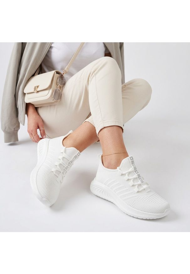 Big-Star - Sneakersy damskie Big Star, cholewka z materiału tekstylnego o oddychającej strukturze elastyczne sznurowanie, białe, UU274056. Okazja: na co dzień, na spacer. Zapięcie: sznurówki. Kolor: biały. Materiał: materiał. Szerokość cholewki: normalna. Sport: turystyka piesza
