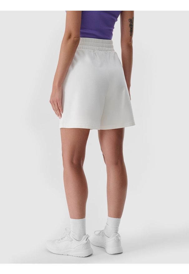 4f - 4F Spodenki dresowe damskie - białe L. Kolor: biały. Materiał: dresówka. Długość: krótkie. Wzór: gładki, ze splotem
