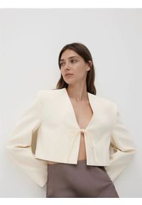 Reserved - Krótka marynarka z wiązaniem - złamana biel. Materiał: wiskoza, tkanina. Długość: krótkie. Wzór: gładki #1