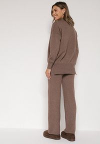 Born2be - Ciemnobeżowy Klasyczny Dzianinowy Komplet z Wiskozą Szerokie Spodnie i Sweter Półgolf Reillena. Kolor: beżowy. Materiał: dzianina, wiskoza #4