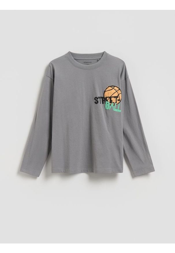 Reserved - Bawełniany longsleeve z nadrukiem - ciemnoszary. Kolor: szary. Materiał: bawełna. Długość rękawa: długi rękaw. Wzór: nadruk