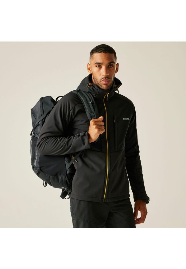 Regatta - Kurtka męska softshell wodoodporny Hewitts. Kolor: czarny. Materiał: softshell. Sport: turystyka piesza