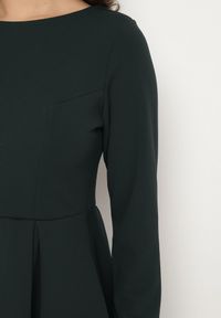 Born2be - Ciemnozielona Elegancka Sukienka o Rozkloszowanym Kroju Temitonia. Kolor: zielony. Długość rękawa: długi rękaw. Styl: elegancki