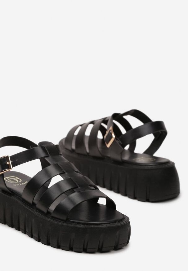 Born2be - Czarne Sandały Gladiatorki na Tłoczonej Platformie Junatia. Nosek buta: otwarty. Zapięcie: sprzączka. Kolor: czarny. Materiał: len. Sezon: lato. Obcas: na platformie. Styl: elegancki