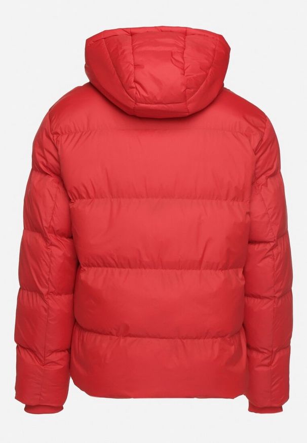 Born2be - Czerwona Kurtka Zimowa z Klasycznym Pikowaniem i Odpinanym Kapturem Vamilie. Okazja: na spacer, do pracy. Kolor: czerwony. Materiał: jeans. Sezon: zima. Styl: klasyczny