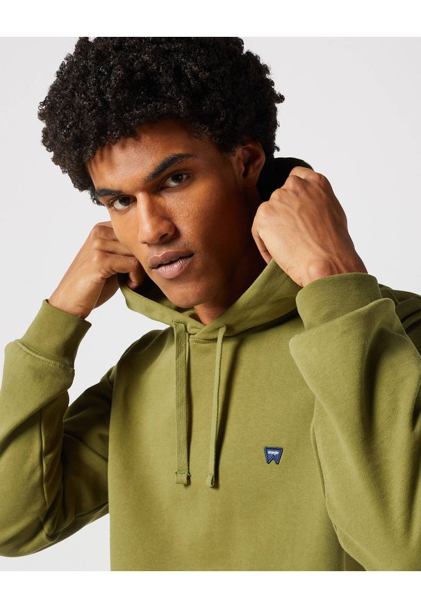 Wrangler - WRANGLER SIGN OFF HOODIE MĘSKA BLUZA Z KAPTUREM NIEROZPINANA DUSTY OLIVE 112350546 W651017998. Typ kołnierza: kaptur