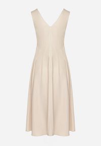 Born2be - Beżowa Sukienka o Rozkloszowanym Kroju z Dekoltem w Serek Alifia. Okazja: na spacer, na imprezę, na co dzień. Typ kołnierza: dekolt w serek. Kolor: beżowy. Długość rękawa: bez rękawów. Typ sukienki: rozkloszowane, proste. Styl: casual, klasyczny #6