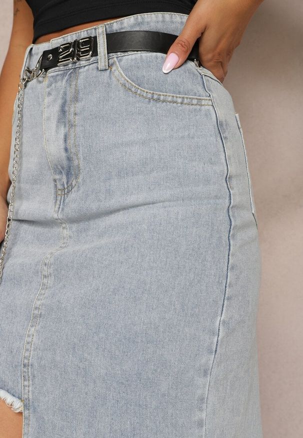 Renee - Jasnoniebieska Asymetryczna Bawełniana Spódnica Jeansowa High Waist z Łańcuchem i Paskiem Vimaliene. Stan: podwyższony. Kolor: niebieski. Materiał: jeans, bawełna. Sezon: lato
