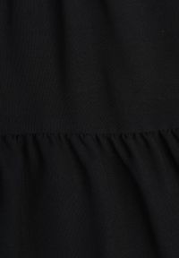 Born2be - Czarna Rozkloszowana Sukienka z Falbankami Zapinana przy Szyi Rettesa. Okazja: na co dzień. Typ kołnierza: kołnierz z falbankami. Kolor: czarny. Materiał: wiskoza. Sezon: lato. Styl: casual, elegancki #8