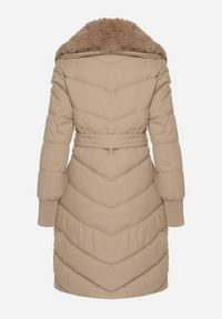 Born2be - Beżowa Elegancka Kurtka z Pikowanymi Przeszyciami i Futrzanym Kołnierzem Gallea. Okazja: na co dzień, na spacer. Kolor: beżowy. Materiał: futro. Sezon: zima. Styl: elegancki #5