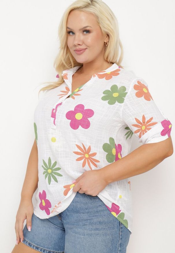 Born2be - Biała Koszula z Lnu i Bawełny w Kwiaty z Krótkim Rękawem Ambubia. Okazja: na co dzień. Typ kołnierza: dekolt w kształcie V. Kolekcja: plus size. Kolor: biały. Długość: krótkie. Wzór: kwiaty. Materiał: len, bawełna. Długość rękawa: krótki rękaw. Sezon: lato. Styl: casual