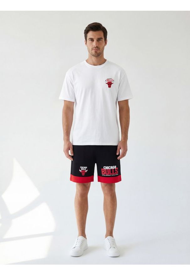 Sinsay - Szorty z nadrukiem Chicago Bulls NBA - czarny. Kolor: czarny. Wzór: nadruk
