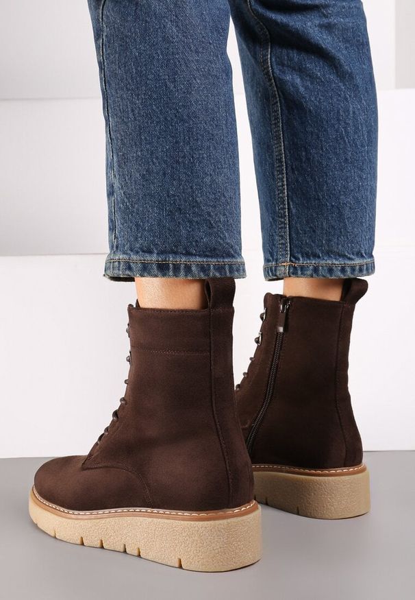 Born2be - Brązowe Płaskie Botki w Stylu Workerów ze Sznurowaniem Riannaela. Okazja: na co dzień. Zapięcie: sznurówki. Kolor: brązowy. Materiał: jeans. Wzór: moro. Obcas: na obcasie. Styl: militarny, klasyczny, elegancki, casual. Wysokość obcasa: niski