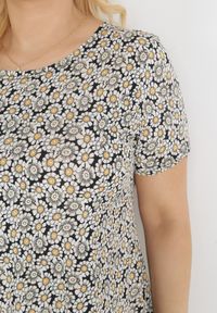 Born2be - Biało-Czarna Trapezowa Sukienka Mini w Kwiatowy Wzór Aganis. Kolor: biały. Materiał: materiał. Długość rękawa: krótki rękaw. Wzór: kwiaty. Typ sukienki: trapezowe. Długość: mini #5