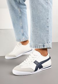 Renee - Biało-Granatowe Sneakersy Typu Kultowe Tenisówki Deliriel. Nosek buta: okrągły. Zapięcie: sznurówki. Kolor: biały. Materiał: jeans. Wzór: aplikacja. Obcas: na obcasie. Wysokość obcasa: niski #4