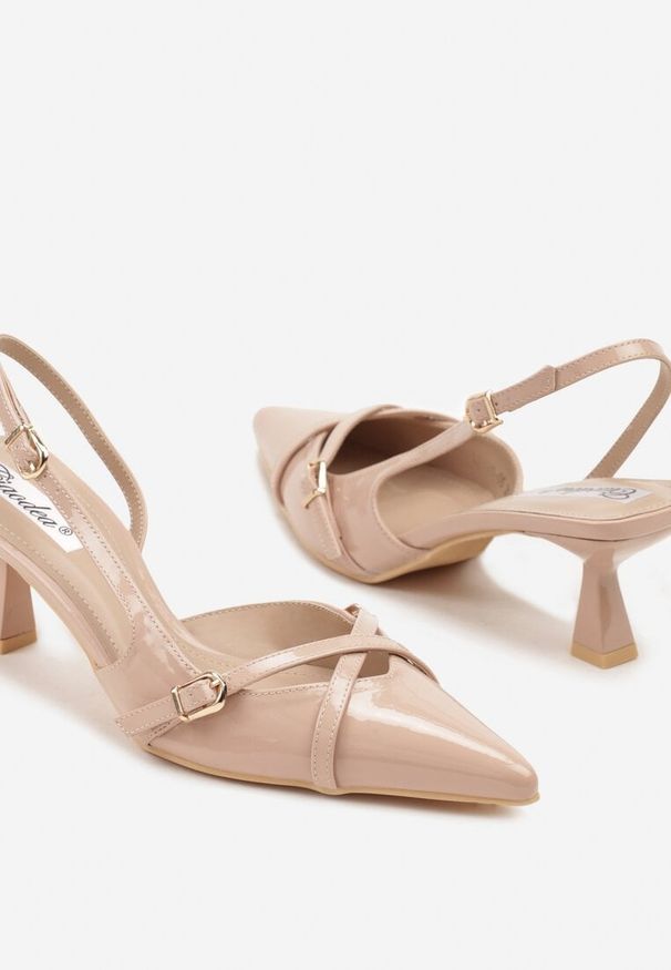Renee - Ciemnobeżowe Sandały Slingback na Kaczuszce ze Szpiczastym Noskiem ze Sprzączkami Deyline. Okazja: na co dzień. Nosek buta: szpiczasty. Zapięcie: sprzączka. Kolor: beżowy. Materiał: jeans. Obcas: na szpilce. Styl: elegancki, casual. Wysokość obcasa: średni