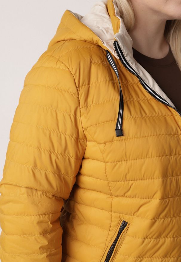 Born2be - Żółta Przejściowa Kurtka Dwustronna z Pikowaniem i Kapturem Azirane. Okazja: na co dzień. Typ kołnierza: kaptur. Kolekcja: plus size. Kolor: żółty. Materiał: jeans. Styl: casual, elegancki