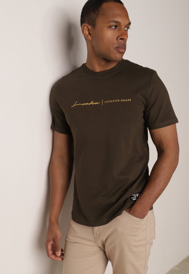 Born2be - Ciemnozielona Bawełniana Koszulka T-shirt z Minimalistycznym Nadrukiem Saphea. Okazja: na co dzień. Kolor: zielony. Materiał: bawełna. Wzór: nadruk. Styl: casual, klasyczny